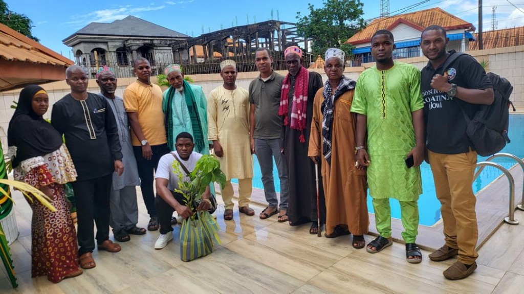 Rassemblement communautaire autour d’un plant — Satina